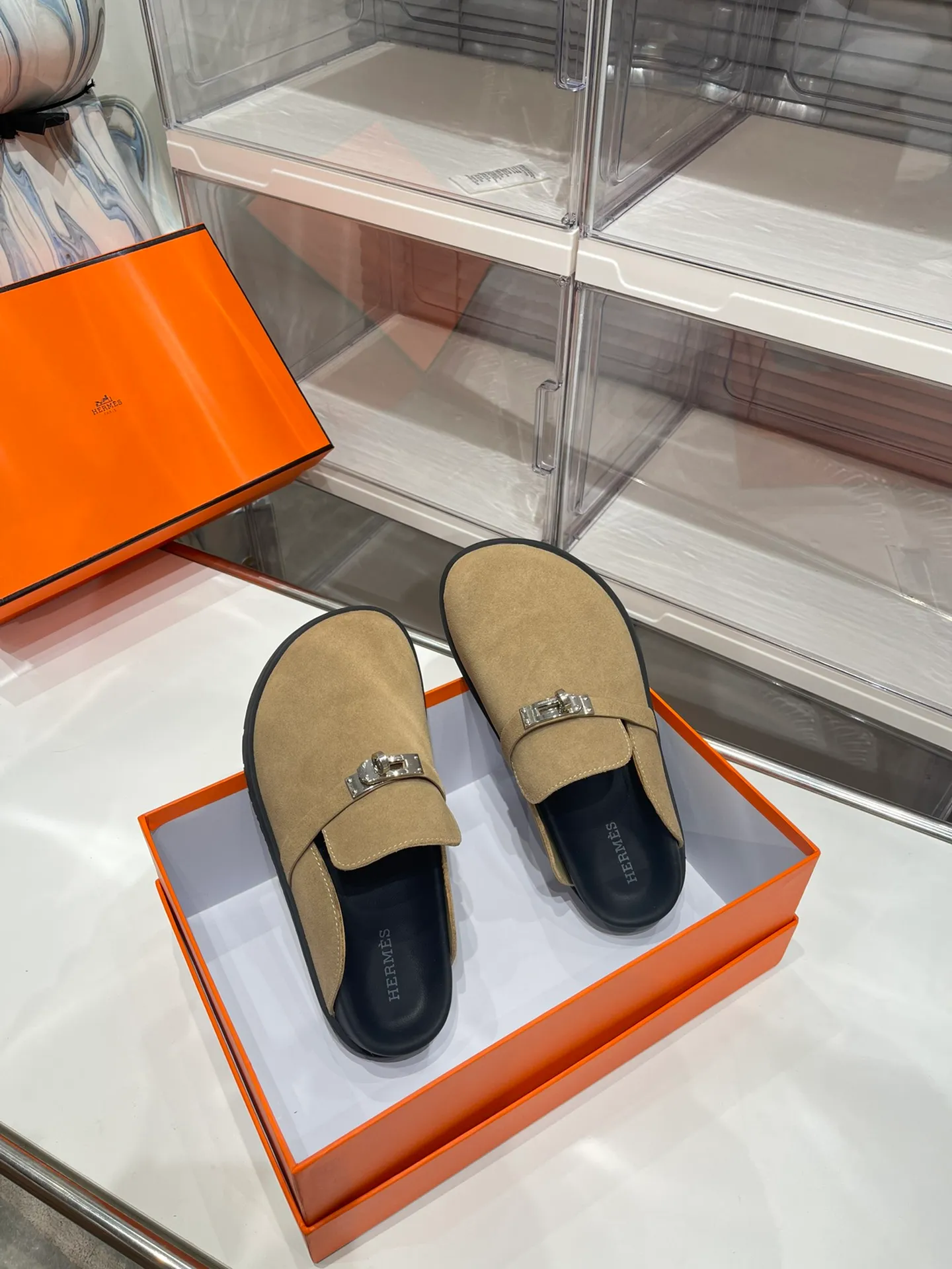Women's shoes 240 men + 10🐮🐮HERMES Hermes' latest kelly buckle couple's Birkenstock slippers, classic family language design! It looks good no matter how you match it! Casual and high-end feeling, the comfort is also great, with a variety of colorful socks, a trendy sense of high-end ●Upper: imported cow suede ●Inner: imported sheepskin ●Foot pads: imported mixed sheepskin ●Outsole: T women's shoes u non-slip and wear-resistant outsole ●Code number: male 39-44 (45 46 customized) female 35-40 (41 42 customized)